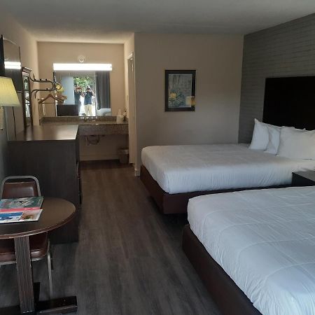 Rodeway Inn & Suites Wilmington North Habitación foto